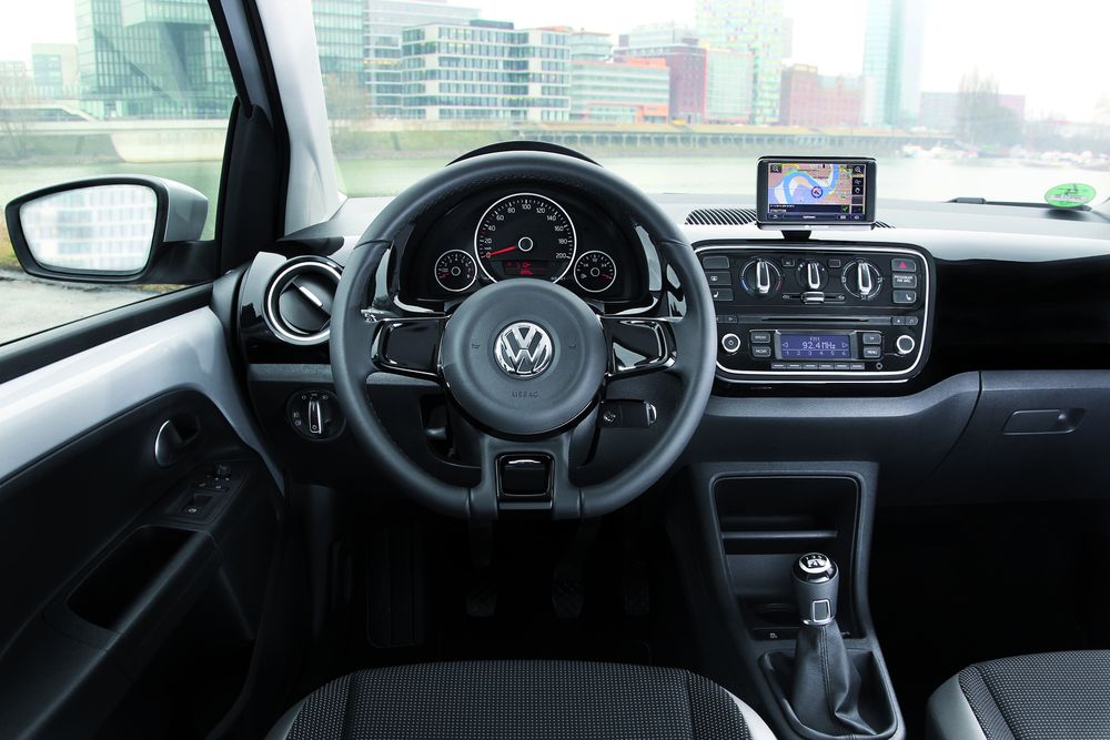 VW up! — интерьер, мультимедия Navigon maps+more, фото