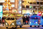 Украшенные гирляндами Volkswagen устроили рождественский парад