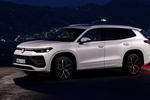 Новый Volkswagen Tayron с опциональным третьим рядом сидений заменил Tiguan Allspace, но по оснащению приблизился к Touareg